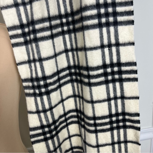 Burberry Ivory Off White Nova
Check Cashmere Classic Scarf *FLAWED - Picture 10 of 10